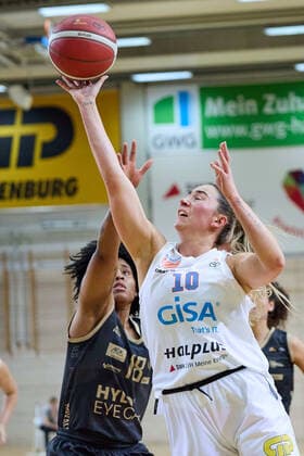 Brianna Lee Rollerson (Saarlouis, 18), Barbora Kasparkova (Lions, 10), Gisa Lions MBC - Inexio Royals Saarlouis, Basketball, Frauen, DBBL, Meisterschaft, 8. Spieltag, 2022 2023, 10.12.2022, Halle SWH Arena Sachsen-Anhalt Deutschland