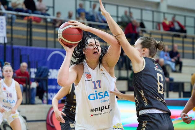 Elea Gaba (Lions, 17), Ketija Vihmane (Saarlouis, 6), Gisa Lions MBC - Inexio Royals Saarlouis, Basketball, Frauen, DBBL, Meisterschaft, 8. Spieltag, 2022 2023, 10.12.2022, Halle SWH Arena Sachsen-Anhalt Deutschland