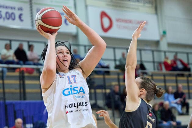 Elea Gaba (Lions, 17), Ketija Vihmane (Saarlouis, 6), Gisa Lions MBC - Inexio Royals Saarlouis, Basketball, Frauen, DBBL, Meisterschaft, 8. Spieltag, 2022 2023, 10.12.2022, Halle SWH Arena Sachsen-Anhalt Deutschland