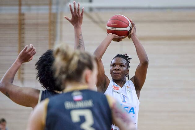 Brianna Lee Rollerson (Saarlouis, 18), Sylwia Bujniak (Saarlouis, 3), Uju Ugoka (Lions, 1), Gisa Lions MBC - Inexio Royals Saarlouis, Basketball, Frauen, DBBL, Meisterschaft, 8. Spieltag, 2022 2023, 10.12.2022, Halle SWH Arena Sachsen-Anhalt Deutschland