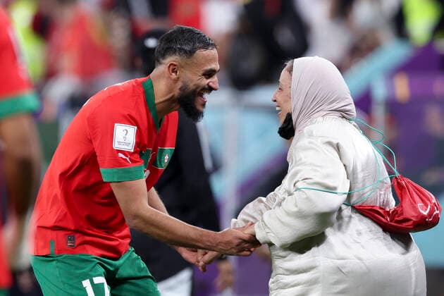 IMAGO Iconic Moments, Fußball Bilder des Jahres 2022, Sport 12 Dezember (221210) -- DOHA, Dec. 10, 2022 -- Sofiane Boufal (L) of Morocco celebrates with a family member after winning the Quarterfinal between Morocco and Portugal of the 2022 FIFA World Cup, WM, Weltmeisterschaft, Fussball at Al Thumama Stadium in Doha, Qatar, Dec. 10, 2022. ) (SP)QATAR-DOHA-2022 WORLD CUP-QUARTERFINAL-MAR VS POR CaoxCan 