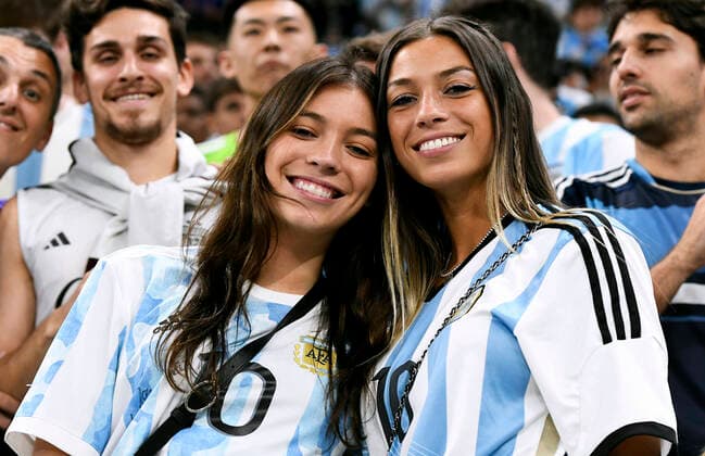 Fussball, Weltmeisterschaft, 2022, Herren, Qatar, 2. Viertelfinale, Lusail Iconic Stadium, Niederlande - Argentinien 3:4 n.E.; Fans Argentinien. Fan, Fans, Fankultur, Begeisterung. FIFA REGULATIONS PROHIBIT ANY USE OF PHOTOGRAPHS AS IMAGE SEQUENCES AND OR QUASI-VIDEO *** Football, World Cup, 2022, Men, Qatar, 2 Quarterfinals, Lusail Iconic Stadium, Netherlands Argentina 3 4 n E Fans Argentina Fan, Fans, Fan Culture, Enthusiasm FIFA REGULATES PROHIBIT ANY USE OF PHOTOGRAPHS AS IMAGE SEQUENCES AND OR QUASI VIDEO