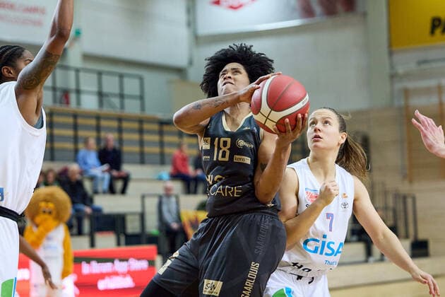 Brianna Lee Rollerson (Saarlouis, 18), Laura Schinkel (Lions, 7), Gisa Lions MBC - Inexio Royals Saarlouis, Basketball, Frauen, DBBL, Meisterschaft, 8. Spieltag, 2022 2023, 10.12.2022, Halle SWH Arena Sachsen-Anhalt Deutschland