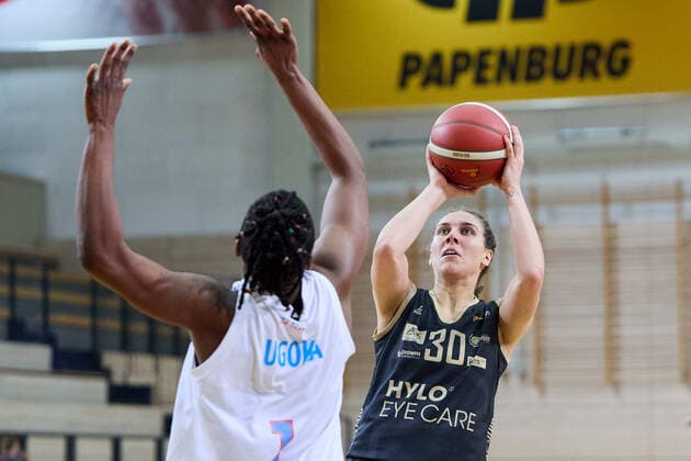Uju Ugoka (Lions, 1), Isabelle Nicole Spingola (Saarlouis, 30), Gisa Lions MBC - Inexio Royals Saarlouis, Basketball, Frauen, DBBL, Meisterschaft, 8. Spieltag, 2022 2023, 10.12.2022, Halle SWH Arena Sachsen-Anhalt Deutschland