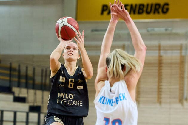 Ketija Vihmane (Saarlouis, 6), Meret Kleine-Beek (Lions, 19), Gisa Lions MBC - Inexio Royals Saarlouis, Basketball, Frauen, DBBL, Meisterschaft, 8. Spieltag, 2022 2023, 10.12.2022, Halle SWH Arena Sachsen-Anhalt Deutschland