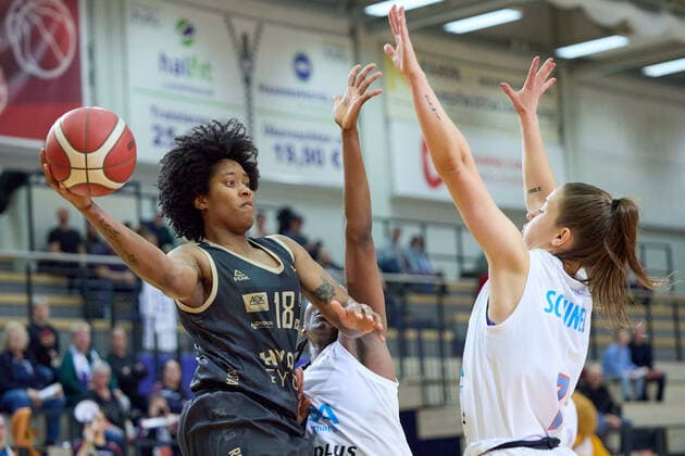 Brianna Lee Rollerson (Saarlouis, 18), Uju Ugoka (Lions, 1), Laura Schinkel (Lions, 7), Gisa Lions MBC - Inexio Royals Saarlouis, Basketball, Frauen, DBBL, Meisterschaft, 8. Spieltag, 2022 2023, 10.12.2022, Halle SWH Arena Sachsen-Anhalt Deutschland