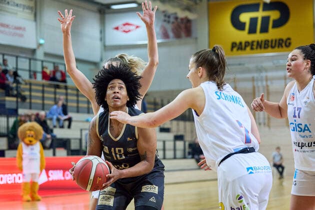 Brianna Lee Rollerson (Saarlouis, 18), Lilly Oswald (Lions, 16), Laura Schinkel (Lions, 7), Elea Gaba (Lions, 17), Gisa Lions MBC - Inexio Royals Saarlouis, Basketball, Frauen, DBBL, Meisterschaft, 8. Spieltag, 2022 2023, 10.12.2022, Halle SWH Arena Sachsen-Anhalt Deutschland