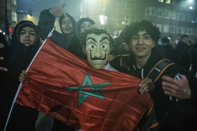 AMSTERDAM - Moroccan football supporters celebrate the 1-0 win of the Moroccan football team on the Mercatorplein in Amsterdam during the match between Morocco and Portugal at the World Cup in Qatar. ANP OLAF KRAAK netherlands out - belgium out Amsterdam xVIxxIVx *** AMSTERDAM Moroccan football supporters celebrate the 1 0 win of the Moroccan football team on the Mercatorplein in Amsterdam during the match between Morocco and Portugal at the World Cup in Qatar ANP OLAF KRAAK netherlands out belgium out Amsterdam xVIxxIVx 459213844 originalFilename: 0196380324st.jpg