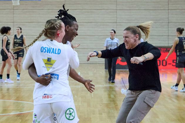 Sport Bilder des Tages Katerina Hatzidaki (Lions, Head Coach) jubelt mit Lilly Oswald (Lions, 16) und Uju Ugoka (Lions, 1) nach dem 62:60 Heimsieg, Gisa Lions MBC - Inexio Royals Saarlouis, Basketball, Frauen, DBBL, Meisterschaft, 8. Spieltag, 2022 2023, 10.12.2022, Halle SWH Arena Sachsen-Anhalt Deutschland