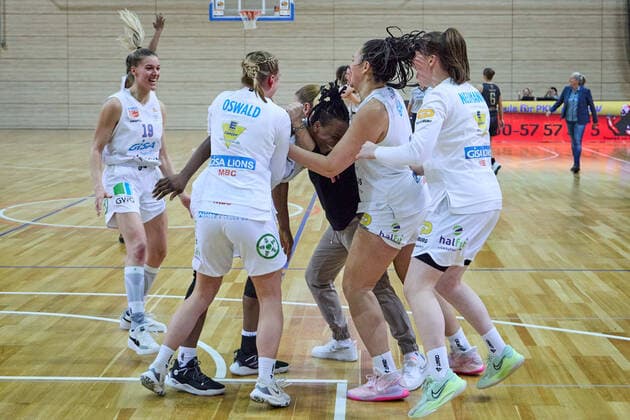 Lions Jubel nach 62:60 Heimsieg, Gisa Lions MBC - Inexio Royals Saarlouis, Basketball, Frauen, DBBL, Meisterschaft, 8. Spieltag, 2022 2023, 10.12.2022, Halle SWH Arena Sachsen-Anhalt Deutschland