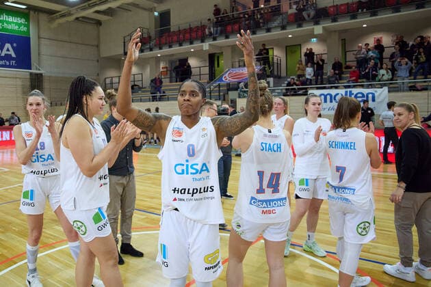 Lions Jubel nach 62:60 Heimsieg, Gisa Lions MBC - Inexio Royals Saarlouis, Basketball, Frauen, DBBL, Meisterschaft, 8. Spieltag, 2022 2023, 10.12.2022, Halle SWH Arena Sachsen-Anhalt Deutschland