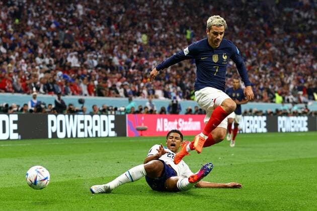 Sport Themen der Woche KW49 Sport Bilder des Tages Mandatory Credit: Photo by Kieran McManus Shutterstock (13655770ax) Jude Bellingham of England tackles Antoine Griezmann of France England v France, FIFA World Cup, WM, Weltmeisterschaft, Fussball 2022, Quarter Final, Football, Al Bayt Stadium, Al Khor, Qatar - 10 Dec 2022 Editorial Use Only England v France, FIFA World Cup 2022, Quarter Final, Football, Al Bayt Stadium, Al Khor, Qatar - 10 Dec 2022 Editorial Use Only  Copyright: xKieranxMcManus Shutterstockx 13655770ax