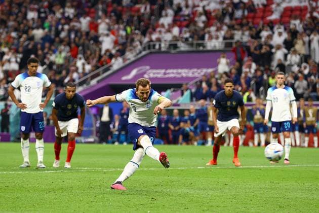 Sport Bilder des Tages Mandatory Credit: Photo by Kieran McManus Shutterstock (13655770cx) Harry Kane of England scores from the penalty spot past Goalkeeper Hugo Lloris of France, 1-1 England v France, FIFA World Cup, WM, Weltmeisterschaft, Fussball 2022, Quarter Final, Football, Al Bayt Stadium, Al Khor, Qatar - 10 Dec 2022 Editorial Use Only England v France, FIFA World Cup 2022, Quarter Final, Football, Al Bayt Stadium, Al Khor, Qatar - 10 Dec 2022 Editorial Use Only  Copyright: xKieranxMcManus Shutterstockx 13655770cx