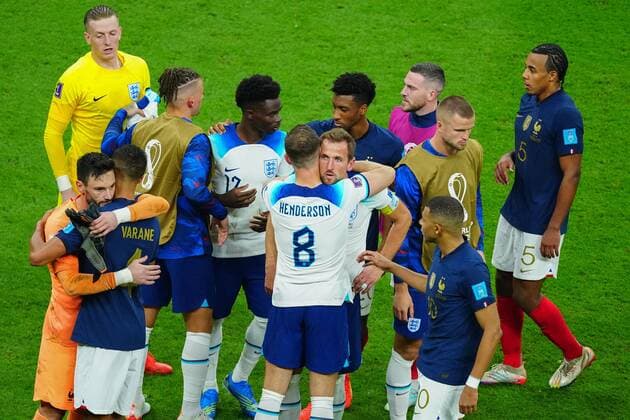 Sport Bilder des Tages Mandatory Credit: Photo by Javier Garcia Shutterstock (13655768cd) Harry Kane of England is consoled by Jordan Henderson of England at full-time England v France, FIFA World Cup, WM, Weltmeisterschaft, Fussball 2022, Quarter Final, Football, Al Bayt Stadium, Al Khor, Qatar - 10 Dec 2022 Editorial Use Only England v France, FIFA World Cup 2022, Quarter Final, Football, Al Bayt Stadium, Al Khor, Qatar - 10 Dec 2022 Editorial Use Only  Copyright: xJavierxGarcia Shutterstockx 13655768cd