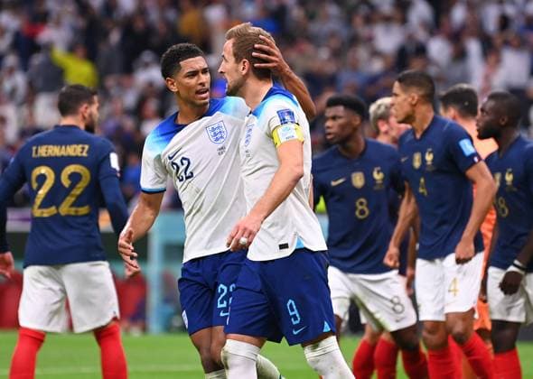 FUSSBALL WM 2022 Viertelfinale England - Frankreich 10.12.2022 Jude Bellingham (li) troestet Harry Kane (re., beide England) nach seinem verschossenen Elfmeter *** FOOTBALL World Cup 2022 quarterfinal England France 10 12 2022 Jude Bellingham li troestet Harry Kane r , both England after his missed penalty kick
