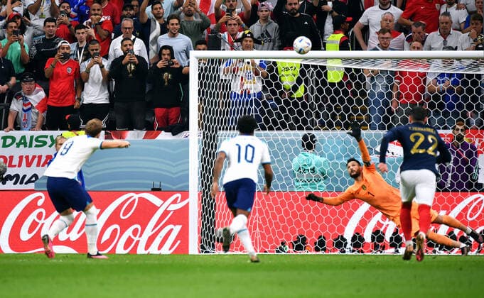 Fussball, Weltmeisterschaft, 2022, Herren, Qatar, 4. Viertelfinale, Al Bayt Stadium, England - Frankreich 1:2; Harry Kane (ENG) verschiesst den Elfmeter gegen Hugo Lloris (FRA). Aktion FIFA REGULATIONS PROHIBIT ANY USE OF PHOTOGRAPHS AS IMAGE SEQUENCES AND OR QUASI-VIDEO *** Football, World Cup, 2022, Men, Qatar, 4 Quarterfinals, Al Bayt Stadium, England France 1 2 Harry Kane ENG Misses Penalty Against Hugo Lloris FRA Action FIFA REGULATES PROHIBIT ANY USE OF PHOTOGRAPHS AS IMAGE SEQUENCES AND OR QUASI VIDEO