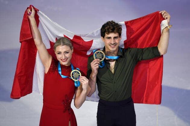 Sport Themen der Woche KW49 Sport Bilder des Tages ISU Grand Prix of Figure skating, Eiskunstlauf Final Piper Gilles, Paul Poirier of Canada celebrate in the Ice Dance medal ceremony during day three of the ISU Grand Prix of Figure Skating Final. Turin Italy Copyright: xNicolòxCampox