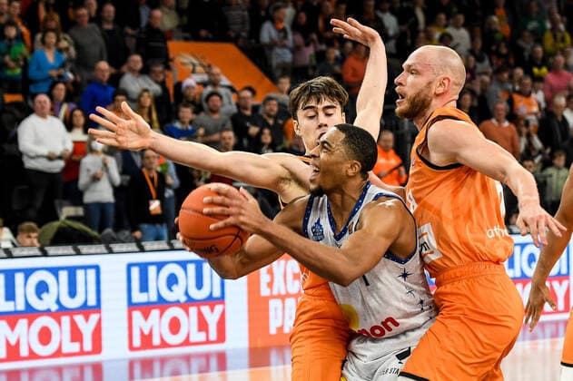 Sport Themen der Woche KW49 Sport Bilder des Tages GER, BBL, ratiopharm Ulm vs HAKRO Merlins Crailsheim 10.12.2022, ratiopharm arena, Neu-Ulm, GER, BBL, ratiopharm Ulm vs HAKRO Merlins Crailsheim, im Bild Jaren Lewis (Crailsheim, 1) setzt sich gegen Juan Nunez (Ulm, 17) und Robin Christen (Ulm, 8) durch *** GER, BBL, ratiopharm Ulm vs HAKRO Merlins Crailsheim 10 12 2022, ratiopharm arena, Neu Ulm, GER, BBL, ratiopharm Ulm vs HAKRO Merlins Crailsheim, in the picture Jaren Lewis Crailsheim, 1 sets against Juan Nunez Ulm, 17 and Robin Christen Ulm, 8 nordphotoxGmbHx xHafner nph00200
