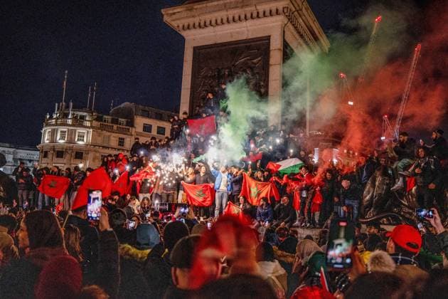 December 10, 2022, London, United Kingdom: Morocco football supporters lit smoky flame and firework at Trafalgar Square to celebrate the winning over Portugal in 2022 FIFA World Cup, WM, Weltmeisterschaft, Fussball Moroccan, other North African and Middle-Eastern who reside in London celebrate in the city of London after Morocco beats Portugal in 2022 FIFA World Cup quarter-final. Morocco is the first African country breaking into semi-final in World Cup in history. London United Kingdom - ZUMAs197 20221210_zaa_s197_304 Copyright: xHestherxNgx