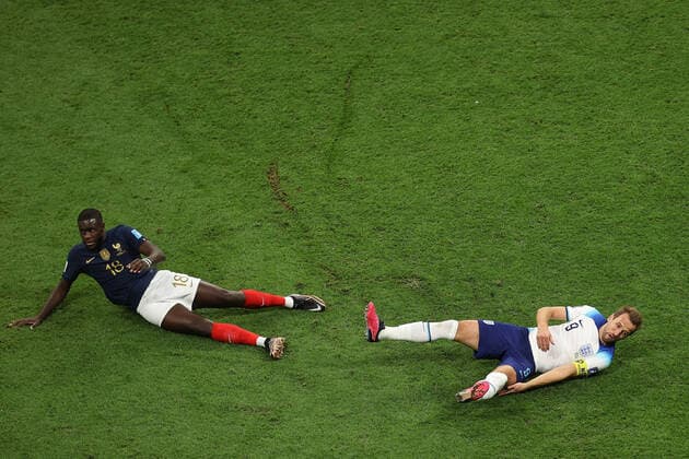 England v France : FIFA World Cup, WM, Weltmeisterschaft, Fussball 10 December 2022, Al Kohr - FIFA World Cup Qatar 2022 - Quarter-Finals - England v France - Dayot Upamecano of France and Harry Kane of England - Photo: Charlotte Wilson Offside. Al Kohr Qatar *** England gegen Frankreich FIFA Fussball-Weltmeisterschaft 10. Dezember 2022, Al Kohr FIFA Fussball-Weltmeisterschaft Katar 2022 Viertelfinale England gegen Frankreich Dayot Upamecano aus Frankreich und Harry Kane aus England Foto Charlotte Wilson Abseits Al Kohr Katar  Copyright: xCharlottexWilsonx xOffsidexOffside