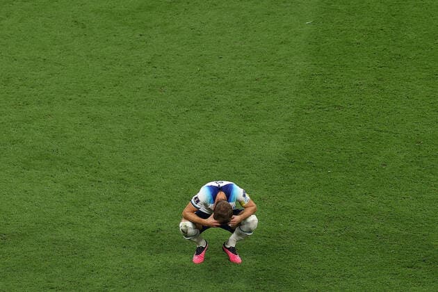 England v France : FIFA World Cup, WM, Weltmeisterschaft, Fussball 10 December 2022, Al Kohr - FIFA World Cup Qatar 2022 - Quarter-Finals - England v France - Harry Kane of England takes a moment to himself at the final whistle after a penalty missed means England couldn™t equalise - Photo: Charlotte Wilson Offside. Al Kohr Qatar *** England gegen Frankreich FIFA Fussball-Weltmeisterschaft 10. Dezember 2022, Al Kohr FIFA Fussball-Weltmeisterschaft Katar 2022 Viertelfinale England gegen Frankreich Harry Kane aus England nimmt sich nach dem Schlusspfiff einen Moment Zeit für sich, nachdem ein verschossener Elfmeter den Ausgleich für England verhinderte Foto Charlotte Wilson Abseits Al Kohr Katar  Copyright: xCharlottexWilsonx xOffsidexOffside