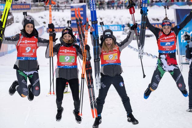 Bilder des Jahres 2022, Sport 12 Dezember Sport Bilder des Tages Jubel und Freude über den 3th Platz bei Rebecca Passler, Dorothea Wierer, Samuela Comola und Lisa Vittozzi (ITA). Oesterreich, Hochfilzen, 11.12.2022, Biathlon, IBU World Cup: Hochfilzen, 2022 2023, , Women 4x6km Staffel, Biathlon und Langlauf Zentrum Foto: A2 Bildagentur Peter Hartenfelser *** Rebecca Passler, Dorothea Wierer, Samuela Comola and Lisa Vittozzi ITA Austria, Hochfilzen, 11 12 2022, Biathlon, IBU World Cup Hochfilzen, 2022 2023, , Women 4x6km Relay, Biathlon and Cross Country Skiing Center Foto A2 Bildagentur Peter Hartenfelser