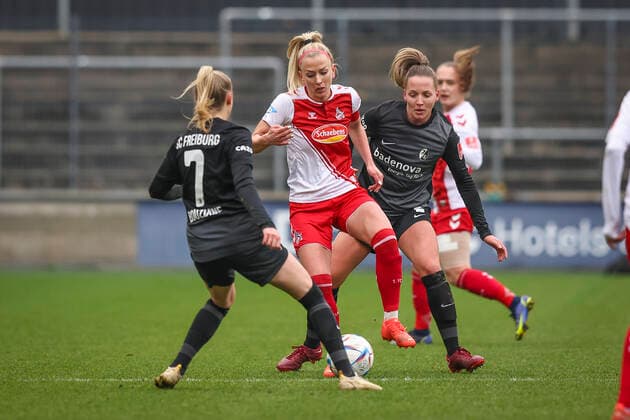 1. Frauen-Bundesliga; Koeln vs. Freiburg, 11.12.2022 Mandy Islacker ( 8, 1. FC Koeln), Chiara Bouziane (SC Freiburg 7), Lisa Karl (SC Freiburg 2) ; 1. FC Koeln gegen SC Freiburg an Spieltag 10 der Flyeralarm Frauen-Fussball-Bundesliga am 11.12.2022 im Franz-Kremer-Stadion in Koeln (Nordrhein-Westfalen). DFL REGULATIONS PROHIBIT ANY USE OF PHOTOGRAPHS AS IMAGE SEQUENCES AND OR QUASI-VIDEO. Copyright: xBEAUTIFULxSPORTS AxelxKohringx
