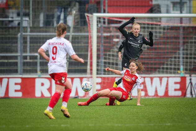 1. Frauen-Bundesliga; Koeln vs. Freiburg, 11.12.2022 Lotta Cordes ( 15, 1. FC Koeln), Meret Felde (SC Freiburg 4), links Adriana Achcinska ( 9, 1. FC Koeln); 1. FC Koeln gegen SC Freiburg an Spieltag 10 der Flyeralarm Frauen-Fussball-Bundesliga am 11.12.2022 im Franz-Kremer-Stadion in Koeln (Nordrhein-Westfalen). DFL REGULATIONS PROHIBIT ANY USE OF PHOTOGRAPHS AS IMAGE SEQUENCES AND OR QUASI-VIDEO. Copyright: xBEAUTIFULxSPORTS AxelxKohringx
