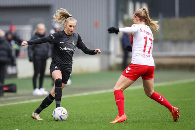 1. Frauen-Bundesliga; Koeln vs. Freiburg, 11.12.2022 Chiara Bouziane (SC Freiburg 7), Sarah Puntigam ( 17, 1. FC Koeln); 1. FC Koeln gegen SC Freiburg an Spieltag 10 der Flyeralarm Frauen-Fussball-Bundesliga am 11.12.2022 im Franz-Kremer-Stadion in Koeln (Nordrhein-Westfalen). DFL REGULATIONS PROHIBIT ANY USE OF PHOTOGRAPHS AS IMAGE SEQUENCES AND OR QUASI-VIDEO. Copyright: xBEAUTIFULxSPORTS AxelxKohringx