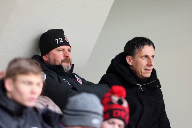 1.FC Köln vs. SC Freiburg, Fussball Frauen, 1. Bundesliga, unter den Zuschauern von links: Steffen Baumgart, Christian Keller (1.FC Köln), Bild: , 11.12.2022