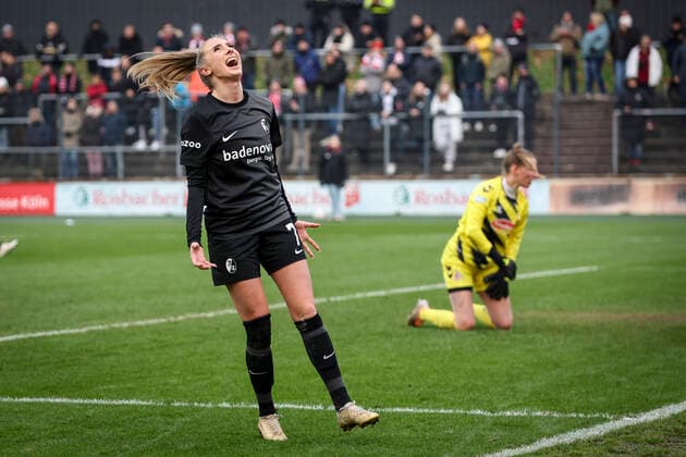 1. Frauen-Bundesliga; Koeln vs. Freiburg, 11.12.2022 Chiara Bouziane (SC Freiburg 7) aergert sich euber eine vergebene Chance; im Hintergrund Torhueterin Jasmin Pal ( 26, 1. FC Koeln) 1. FC Koeln gegen SC Freiburg an Spieltag 10 der Flyeralarm Frauen-Fussball-Bundesliga am 11.12.2022 im Franz-Kremer-Stadion in Koeln (Nordrhein-Westfalen). DFL REGULATIONS PROHIBIT ANY USE OF PHOTOGRAPHS AS IMAGE SEQUENCES AND OR QUASI-VIDEO. Copyright: xBEAUTIFULxSPORTS AxelxKohringx