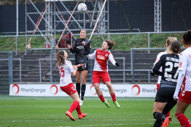 1. Frauen-Bundesliga; Koeln vs. Freiburg, 11.12.2022 Marie Mueller (SC Freiburg 23), Lotta Cordes ( 15, 1. FC Koeln), Alicia Gudorf ( 12, 1. FC Koeln); 1. FC Koeln gegen SC Freiburg an Spieltag 10 der Flyeralarm Frauen-Fussball-Bundesliga am 11.12.2022 im Franz-Kremer-Stadion in Koeln (Nordrhein-Westfalen). DFL REGULATIONS PROHIBIT ANY USE OF PHOTOGRAPHS AS IMAGE SEQUENCES AND OR QUASI-VIDEO. Copyright: xBEAUTIFULxSPORTS AxelxKohringx