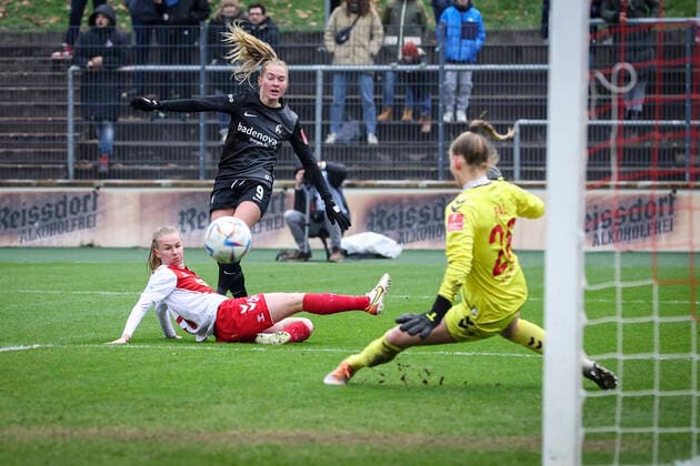 1. Frauen-Bundesliga; Koeln vs. Freiburg, 11.12.2022 Janina Minge (SC Freiburg 9) scheitert an Jasmin Pal ( 26, 1. FC Koeln); 1. FC Koeln gegen SC Freiburg an Spieltag 10 der Flyeralarm Frauen-Fussball-Bundesliga am 11.12.2022 im Franz-Kremer-Stadion in Koeln (Nordrhein-Westfalen). DFL REGULATIONS PROHIBIT ANY USE OF PHOTOGRAPHS AS IMAGE SEQUENCES AND OR QUASI-VIDEO. Copyright: xBEAUTIFULxSPORTS AxelxKohringx