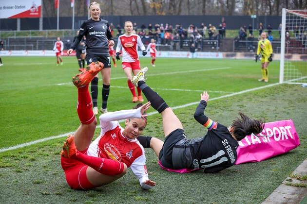 1. Frauen-Bundesliga; Koeln vs. Freiburg, 11.12.2022 Genessee Puntigam ( 13, 1. FC Koeln), Hasret Kayikci (SC Freiburg 11); 1. FC Koeln gegen SC Freiburg an Spieltag 10 der Flyeralarm Frauen-Fussball-Bundesliga am 11.12.2022 im Franz-Kremer-Stadion in Koeln (Nordrhein-Westfalen). DFL REGULATIONS PROHIBIT ANY USE OF PHOTOGRAPHS AS IMAGE SEQUENCES AND OR QUASI-VIDEO. Copyright: xBEAUTIFULxSPORTS AxelxKohringx