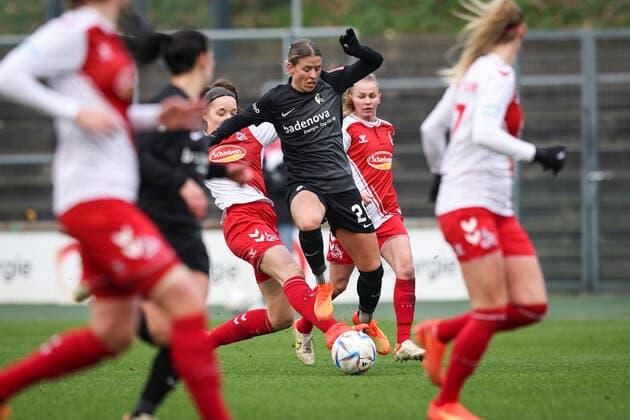 1. Frauen-Bundesliga; Koeln vs. Freiburg, 11.12.2022 Jana Vojtekova (SC Freiburg 20); 1. FC Koeln gegen SC Freiburg an Spieltag 10 der Flyeralarm Frauen-Fussball-Bundesliga am 11.12.2022 im Franz-Kremer-Stadion in Koeln (Nordrhein-Westfalen). DFL REGULATIONS PROHIBIT ANY USE OF PHOTOGRAPHS AS IMAGE SEQUENCES AND OR QUASI-VIDEO. Copyright: xBEAUTIFULxSPORTS AxelxKohringx