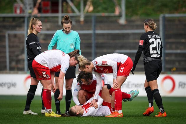 1. Frauen-Bundesliga; Koeln vs. Freiburg, 11.12.2022 Alena Bienz ( 11, 1. FC Koeln) verletzt sich; 1. FC Koeln gegen SC Freiburg an Spieltag 10 der Flyeralarm Frauen-Fussball-Bundesliga am 11.12.2022 im Franz-Kremer-Stadion in Koeln (Nordrhein-Westfalen). DFL REGULATIONS PROHIBIT ANY USE OF PHOTOGRAPHS AS IMAGE SEQUENCES AND OR QUASI-VIDEO. Copyright: xBEAUTIFULxSPORTS AxelxKohringx