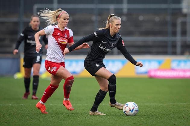 1. Frauen-Bundesliga; Koeln vs. Freiburg, 11.12.2022 Chiara Bouziane (SC Freiburg 7), Mandy Islacker ( 8, 1. FC Koeln) ; 1. FC Koeln gegen SC Freiburg an Spieltag 10 der Flyeralarm Frauen-Fussball-Bundesliga am 11.12.2022 im Franz-Kremer-Stadion in Koeln (Nordrhein-Westfalen). DFL REGULATIONS PROHIBIT ANY USE OF PHOTOGRAPHS AS IMAGE SEQUENCES AND OR QUASI-VIDEO. Copyright: xBEAUTIFULxSPORTS AxelxKohringx