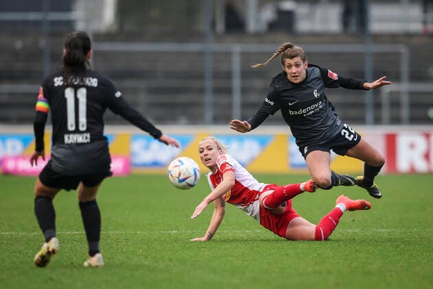 1. Frauen-Bundesliga; Koeln vs. Freiburg, 11.12.2022 Luisa Wensing (SC Freiburg 22), Mandy Islacker ( 8, 1. FC Koeln), Hasret Kayikci (SC Freiburg 11); 1. FC Koeln gegen SC Freiburg an Spieltag 10 der Flyeralarm Frauen-Fussball-Bundesliga am 11.12.2022 im Franz-Kremer-Stadion in Koeln (Nordrhein-Westfalen). DFL REGULATIONS PROHIBIT ANY USE OF PHOTOGRAPHS AS IMAGE SEQUENCES AND OR QUASI-VIDEO. Copyright: xBEAUTIFULxSPORTS AxelxKohringx