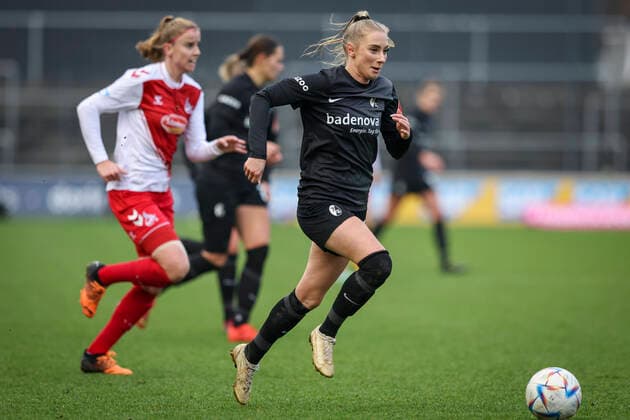 1. Frauen-Bundesliga; Koeln vs. Freiburg, 11.12.2022 Chiara Bouziane (SC Freiburg 7); 1. FC Koeln gegen SC Freiburg an Spieltag 10 der Flyeralarm Frauen-Fussball-Bundesliga am 11.12.2022 im Franz-Kremer-Stadion in Koeln (Nordrhein-Westfalen). DFL REGULATIONS PROHIBIT ANY USE OF PHOTOGRAPHS AS IMAGE SEQUENCES AND OR QUASI-VIDEO. Copyright: xBEAUTIFULxSPORTS AxelxKohringx