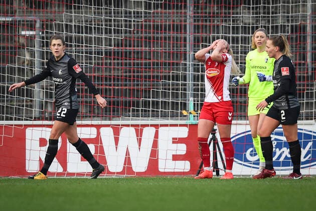 1. Frauen-Bundesliga; Koeln vs. Freiburg, 11.12.2022 Chance vergeben: Mandy Islacker ( 8, 1. FC Koeln); 1. FC Koeln gegen SC Freiburg an Spieltag 10 der Flyeralarm Frauen-Fussball-Bundesliga am 11.12.2022 im Franz-Kremer-Stadion in Koeln (Nordrhein-Westfalen). DFL REGULATIONS PROHIBIT ANY USE OF PHOTOGRAPHS AS IMAGE SEQUENCES AND OR QUASI-VIDEO. Copyright: xBEAUTIFULxSPORTS AxelxKohringx