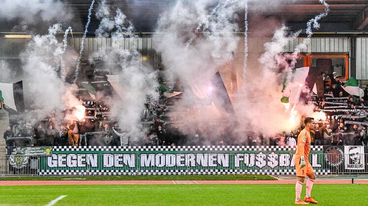 Sport Themen der Woche KW49 Patrick Bade (Torwart FC Düren, 1), die Fans von Borussia Gladbach zünden Pyrotechnik, Stimmung im Stadion, Atmosphäre, Pyro, Pyros, Ultras, Zuschauer, Fanblock, Chaoten, Bengalo, Bengalos, Feuerwerk, flare, 10.12.2022, Mönchengladbach-Rheydt (Deutschland), Fussball, Regionalliga West, Borussia Mönchengladbach U23 - 1. FC Düren *** Patrick Bade goalkeeper FC Düren, 1 , the fans of Borussia Gladbach ignite pyrotechnics, atmosphere in the stadium, atmosphere, pyro, pyros, ultras, spectators, fan block, chaots, Bengalo, Bengalos, fireworks, flare, 10 12 2022, Mönchengladbach Rheydt Germany , football, Regionalliga West, Borussia Mönchengladbach U23 1 FC Düren xmhx