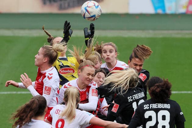 Sport Bilder des Tages 1.FC Köln vs. SC Freiburg, Fussball Frauen, 1. Bundesliga, Köner Abwehr mit Torhüterin Jasmin Pal (1.FC Köln, in gelb), Bild: , 11.12.2022