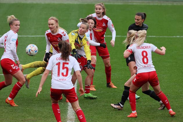 1.FC Köln vs. SC Freiburg, Fussball Frauen, 1. Bundesliga, Köner Abwehr mit Torhüterin Jasmin Pal (1.FC Köln, in gelb), Bild: , 11.12.2022
