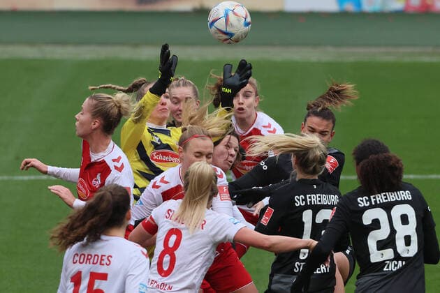1.FC Köln vs. SC Freiburg, Fussball Frauen, 1. Bundesliga, Köner Abwehr mit Torhüterin Jasmin Pal (1.FC Köln, in gelb), Bild: , 11.12.2022