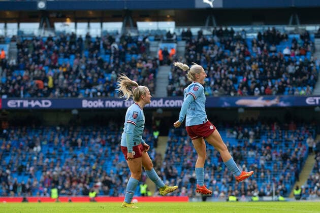 Sport Themen der Woche KW49 The FA Women s Super League Manchester City Women v Manchester United, ManU Women Laura Coombs 7 of Manchester City celebrates her goal to make it 1-1 during the The FA Women s Super League match Manchester City Women vs Manchester United Women at Etihad Stadium, Manchester, United Kingdom, 11th December 2022 (Photo by Phil Bryan News Images) Manchester Etihad Stadium Greater Manchester United Kingdom Copyright: xPhilxBryan NewsxImagesx