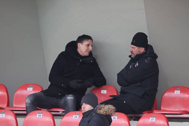 1.FC Köln vs. SC Freiburg, Fussball Frauen, 1. Bundesliga, unter den Zuschauern von rechts: Steffen Baumgart, Christian Keller (1.FC Köln), Bild: , 11.12.2022