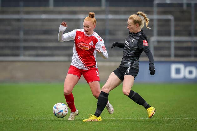 1. Frauen-Bundesliga; Koeln vs. Freiburg, 11.12.2022 Laura Vogt ( 3, 1.FC Koeln), Meret Felde (SC Freiburg 4); 1. FC Koeln gegen SC Freiburg an Spieltag 10 der Flyeralarm Frauen-Fussball-Bundesliga am 11.12.2022 im Franz-Kremer-Stadion in Koeln (Nordrhein-Westfalen). DFL REGULATIONS PROHIBIT ANY USE OF PHOTOGRAPHS AS IMAGE SEQUENCES AND OR QUASI-VIDEO. Copyright: xBEAUTIFULxSPORTS AxelxKohringx
