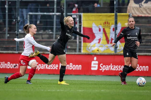 1. Frauen-Bundesliga; Koeln vs. Freiburg, 11.12.2022 Andrea Gavric ( 18, 1. FC Koeln), Meret Felde (SC Freiburg 4), Jana Vojtekova (SC Freiburg 20); 1. FC Koeln gegen SC Freiburg an Spieltag 10 der Flyeralarm Frauen-Fussball-Bundesliga am 11.12.2022 im Franz-Kremer-Stadion in Koeln (Nordrhein-Westfalen). DFL REGULATIONS PROHIBIT ANY USE OF PHOTOGRAPHS AS IMAGE SEQUENCES AND OR QUASI-VIDEO. Copyright: xBEAUTIFULxSPORTS AxelxKohringx