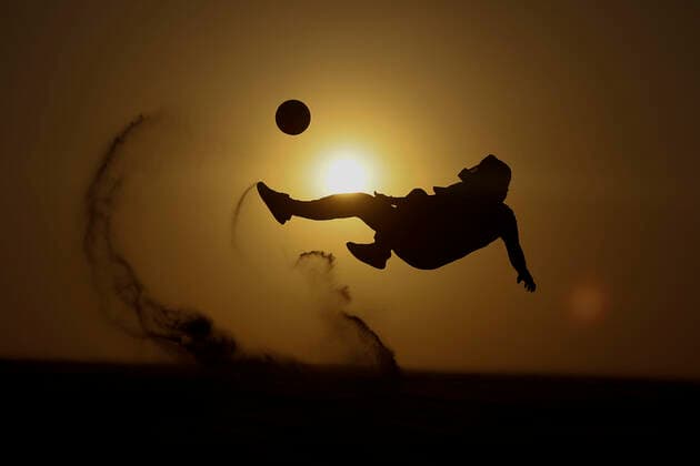 Sport Themen der Woche KW49 Sport Bilder des Tages A tourist plays soccer in the desert during the FIFA World Cup, WM, Weltmeisterschaft, Fussball 2022 held in Doha, Qatar, 11 December 2022. FIFA World Cup 2022 !ACHTUNG: NUR REDAKTIONELLE NUTZUNG!  Copyright: xJuanjoxMartinx EVE2092 20221211-9c420a7dd847b986ea455a4e1a87a14a7ded9c1c