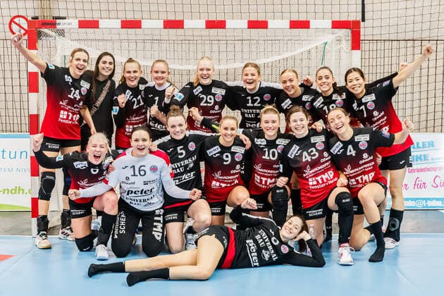 Bilder des Jahres 2022, Sport 12 Dezember Jubel, celebration beim Thueringer HC ueber den Sieg und das Erreichen der Gruppenphase; Siegerfoto, Mannschaftsfoto, team photo, 12 11 2022, Nordhausen (Deutschland), Handball, EHF European League Women, Thueringer HC - IK Saevehof *** Jubilation, celebration at Thueringer HC about the victory and reaching the group stage Winner photo, team photo, team photo, 12 11 2022, Nordhausen Germany , Handball, EHF European League Women, Thueringer HC IK Saevehof xprx